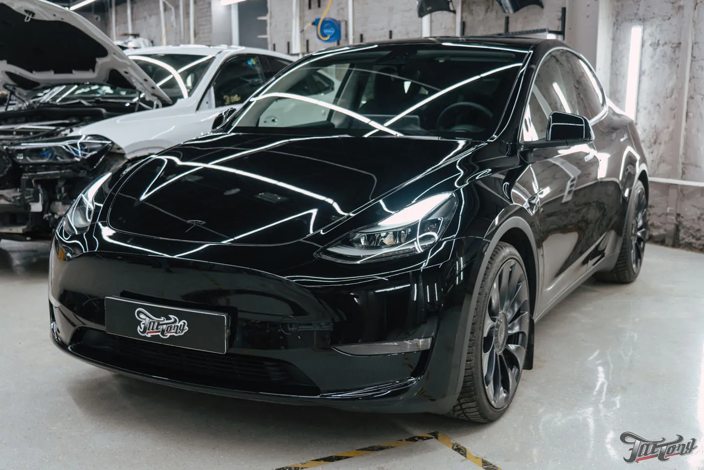 Оклеили Tesla Model Y в глянцевый полиуретан